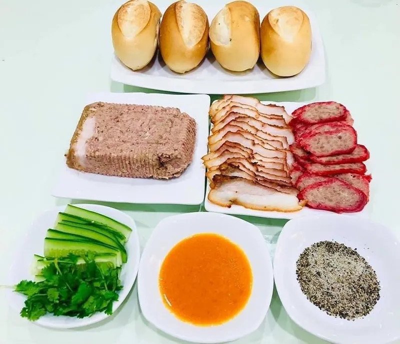 Nguyên liệu phong phú làm nên hương vị đặc trưng của bánh mì baguette Việt