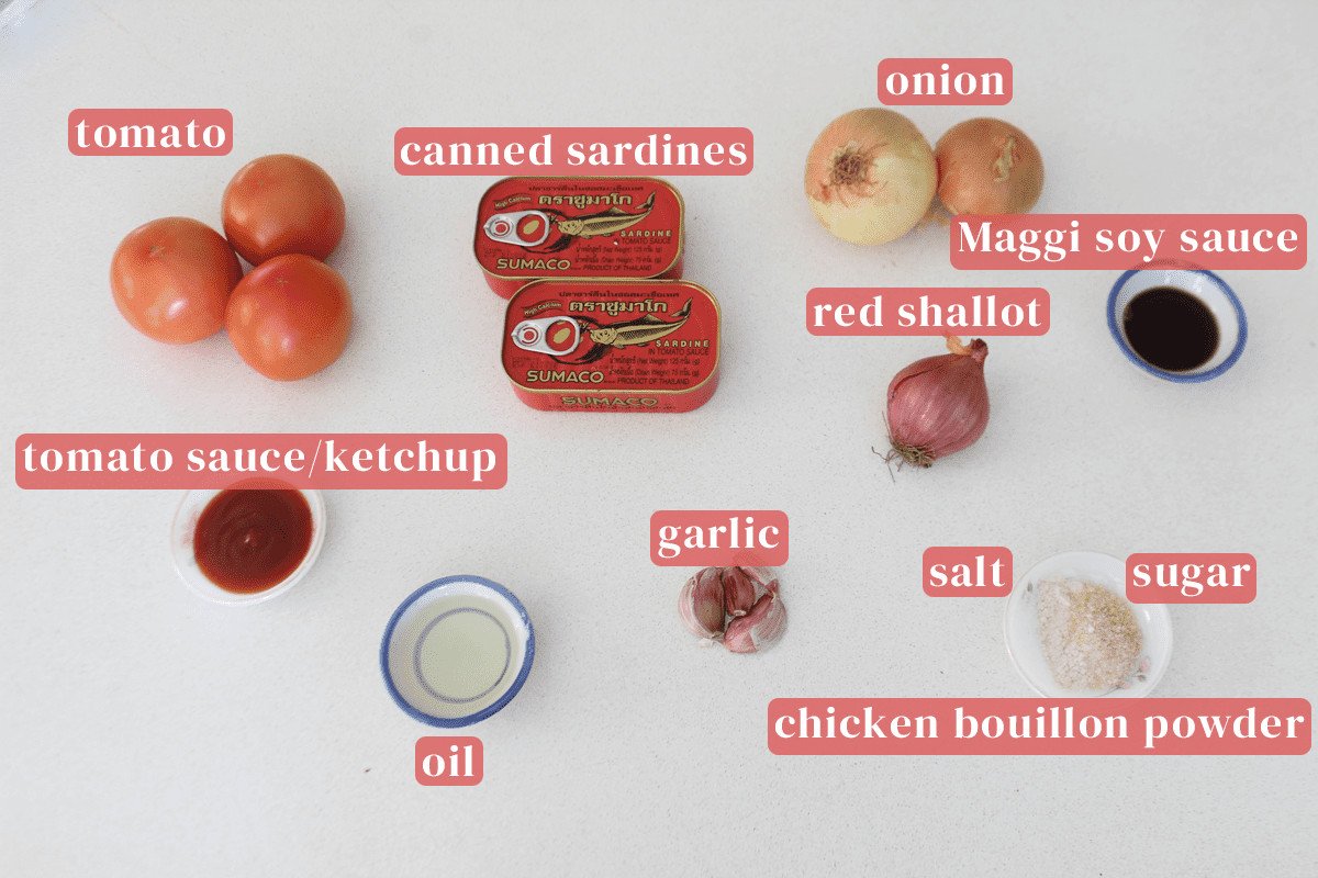 Nguyên liệu tươi ngon cho món bánh mì cá hộp: cà chua, cá mòi hộp, hành tây, hành tím, tỏi và các loại gia vị.