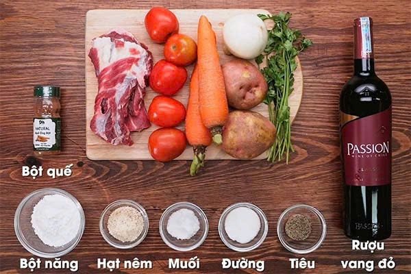 Nguyên liệu tươi ngon chuẩn bị cho món bánh mì sốt vang truyền thống