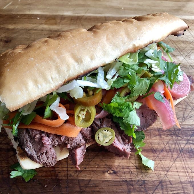 Nguyên liệu tươi ngon chuẩn bị cho món bánh mì thịt săn