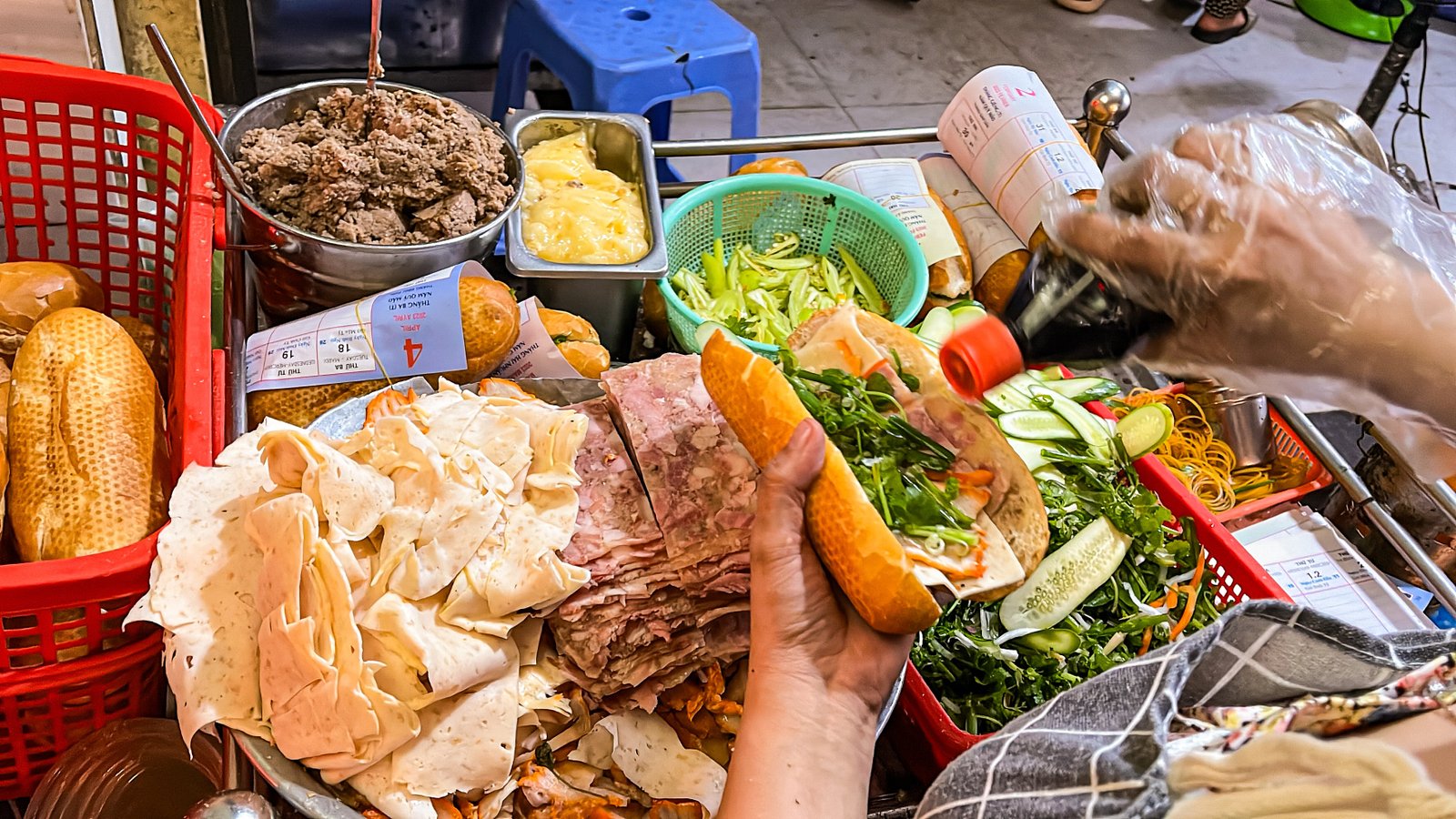 Nguyên liệu tươi ngon tự chế biến cho bánh mì cô Điệp, từ pate béo ngậy đến thịt nguội chất lượng cao.