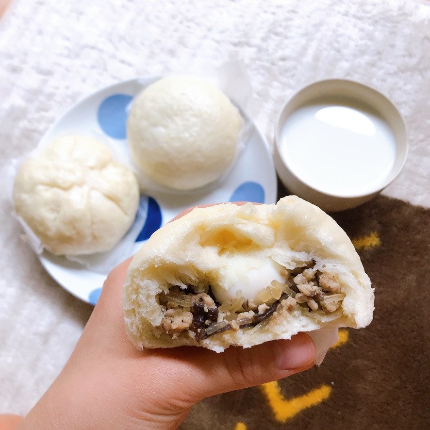 Nhân bánh bao đậm đà đã xào sẵn, sẵn sàng để gói cùng vỏ bánh từ máy làm bánh mì Zojirushi