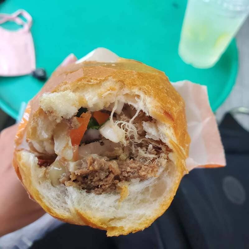 Nhân bánh mì 110 Phú Nhuận với thịt nguội và chả tự làm