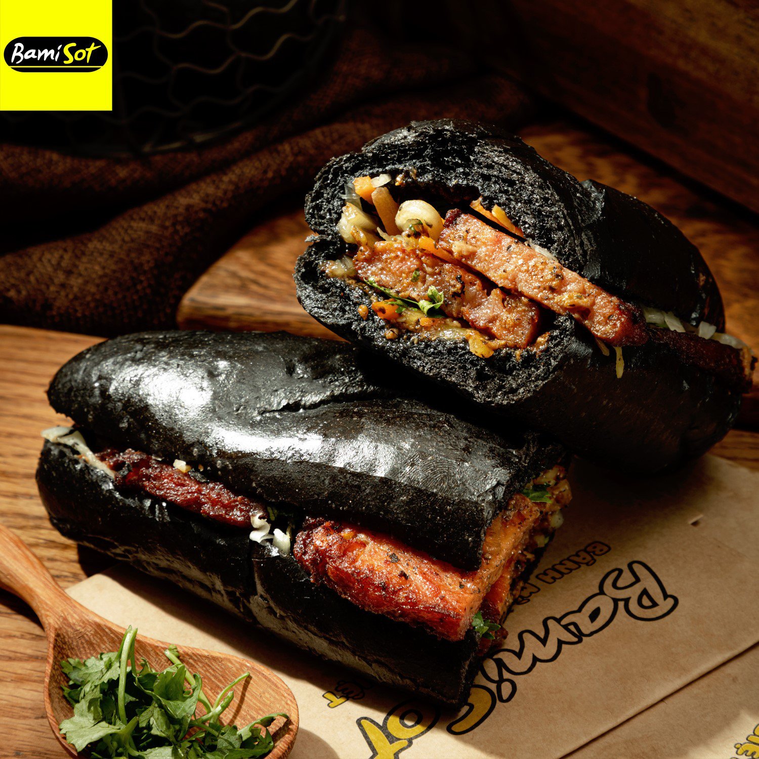 Nhân bánh mì bami sot đầy đặn với thăn heo nướng và sốt đặc trưng