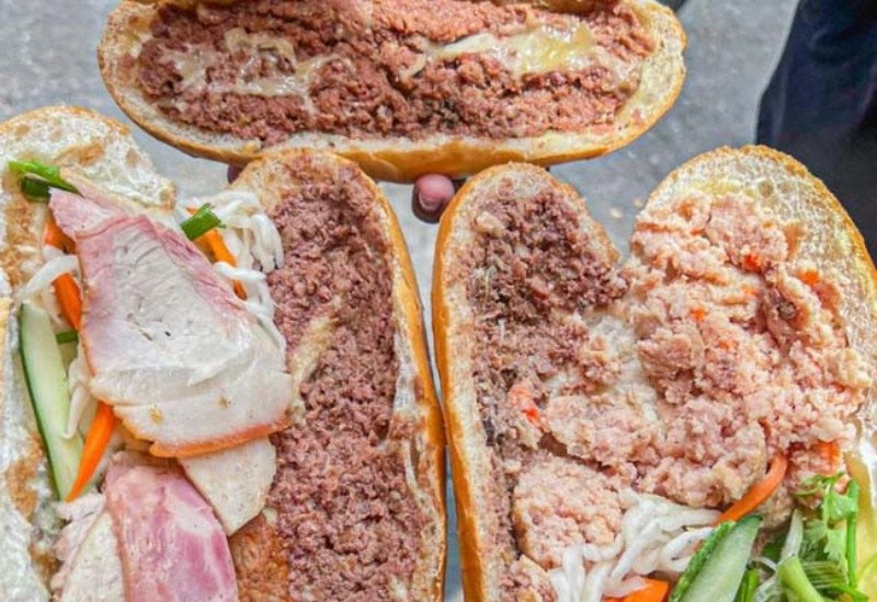 Nhân bánh mì Kim Dung với pate và bơ béo ngậy, làm nên món bánh mì nổi tiếng Sài Gòn