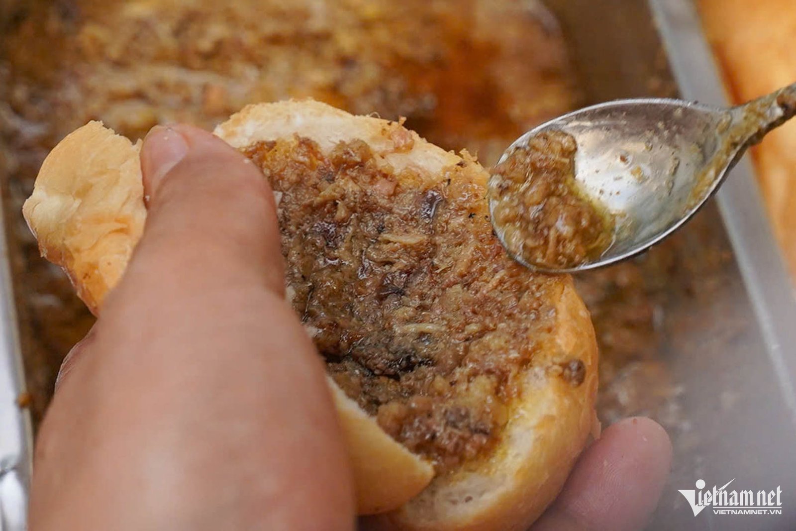 Nhân bánh mì tí hon đầy đặn với pate và xá xíu thơm lừng