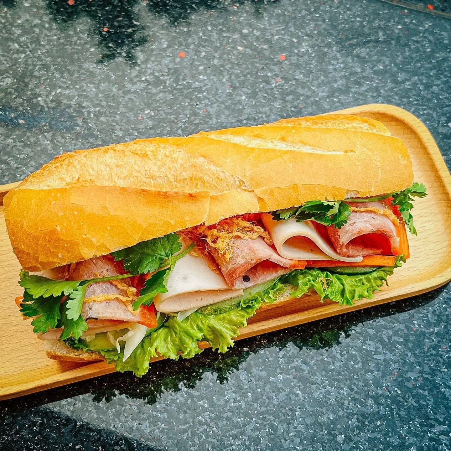 Nhân pate và thịt nguội thơm ngon của bánh mì Ba Lẹ Nha Trang