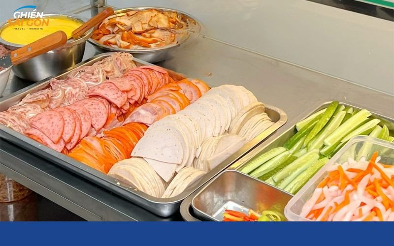 Nhân viên bánh mì Hoàng Lam phục vụ nhanh nhẹn