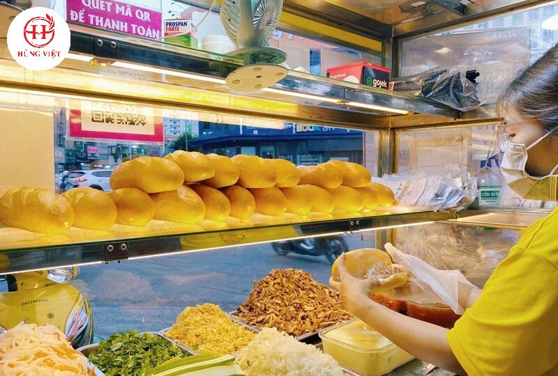 Nhân viên đang chuẩn bị bánh mì, chi phí nhân công cần được tính toán kỹ