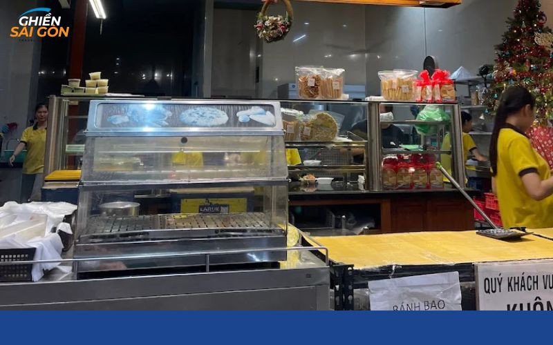 Nhân viên đang nhanh chóng chuẩn bị ổ bánh mì đầy ắp cho khách tại Bánh Mì Hoàng Nam