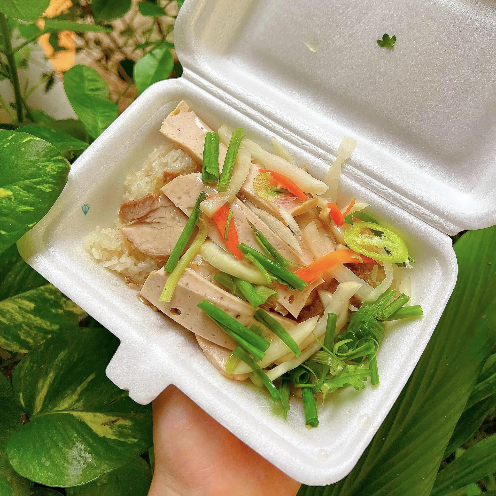 Nhân viên phục vụ nhanh chóng tại bánh mì Cô Ba Hàng Dầu