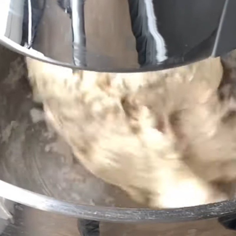 Nhào bột làm bánh mì cay bằng máy