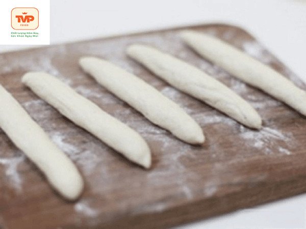 Nhào bột và tạo hình que kiểu bánh mì que đẹp mắt