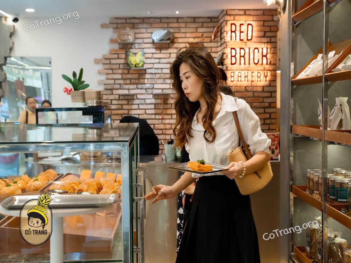 Nhiều loại bánh ngọt hấp dẫn, thể hiện sự đa dạng và chất lượng tại Gạch Đỏ