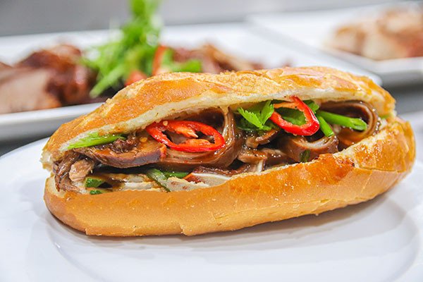 Nhiều loại nhân bánh mì hấp dẫn bao gồm heo quay, minh chứng sự đa dạng của món ăn này và gợi ý về cách làm nước sốt bánh mì heo quay phù hợp.
