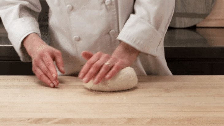 Nhồi bột bánh mì chuột đến khi mịn và dai