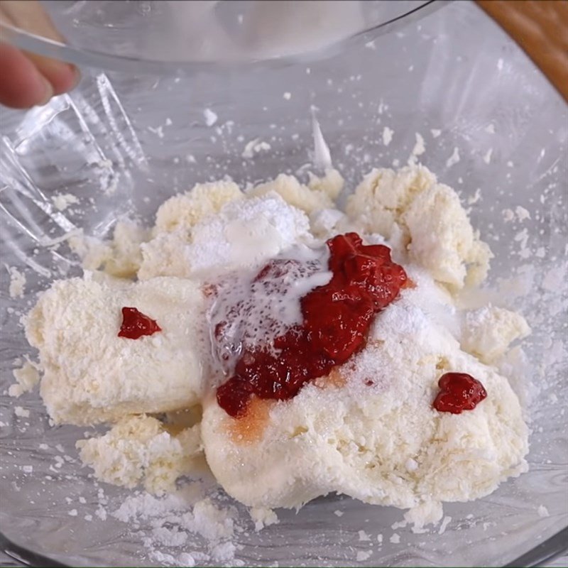 Nhồi bột khoai mì với gia vị để tạo viên