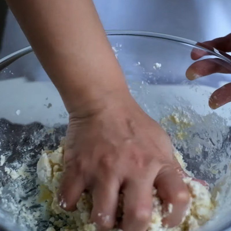 Nhồi bột kỹ lưỡng để vỏ bánh mì khoai lang phô mai mềm mịn