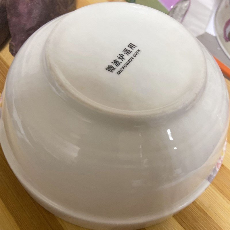 Nhồi bột trên mặt bàn sạch, áp dụng kỹ thuật Folding and Stretching để bột dẻo mịn, sẵn sàng cho công thức bánh mì mini thành công.