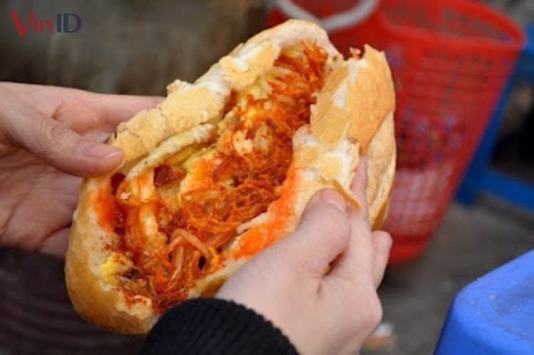 Nhồi nhân trứng chiên và bò khô xé sợi