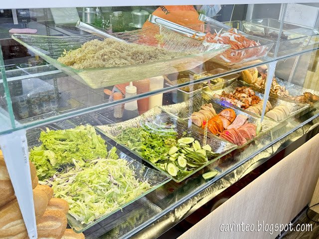 Những chiếc bánh baguette được nướng vàng ươm, xếp chồng lên nhau