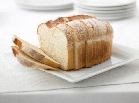 Những chiếc bánh mì baguette màu trắng xếp chồng lên nhau, thể hiện sự dễ dàng tìm mua và phổ biến của loại bánh mì này.