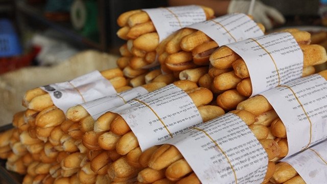 Những chiếc bánh mì cay Hải Phòng nhỏ nhắn, thơm ngon