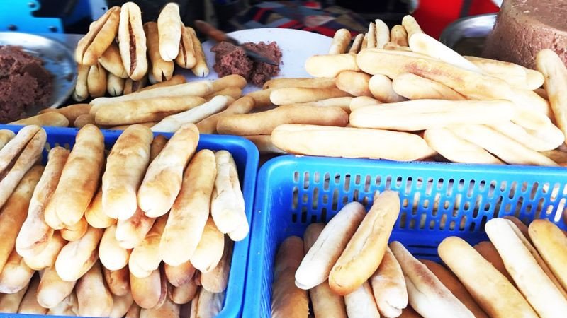 Những chiếc bánh mì cay nóng giòn, sẵn sàng phục vụ
