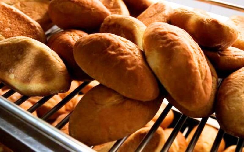 Những chiếc bánh mì mỏ Quảng Ninh mới ra lò vàng giòn, vỏ mỏng hấp dẫn, thể hiện hương vị đặc trưng