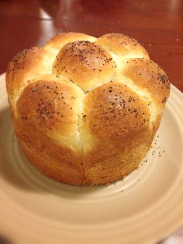 Những chiếc bánh mì ngọt bông xốp vàng óng vừa ra lò