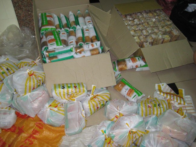 Những chiếc bánh mì ngọt nhân hột gà và bánh bông lan ABC xếp chồng lên nhau