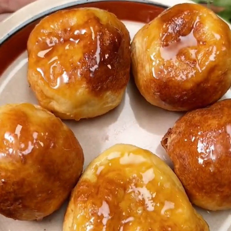 Những chiếc bánh mì nướng phô mai con bò cười cuộn tròn hấp dẫn đã hoàn thành