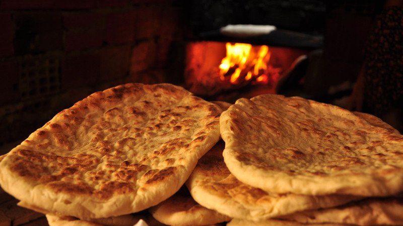 Những chiếc bánh mì Pita dẹt, một loại bánh mì ít calo lý tưởng cho người đang tìm cách kiểm soát cân nặng qua chế độ ăn.