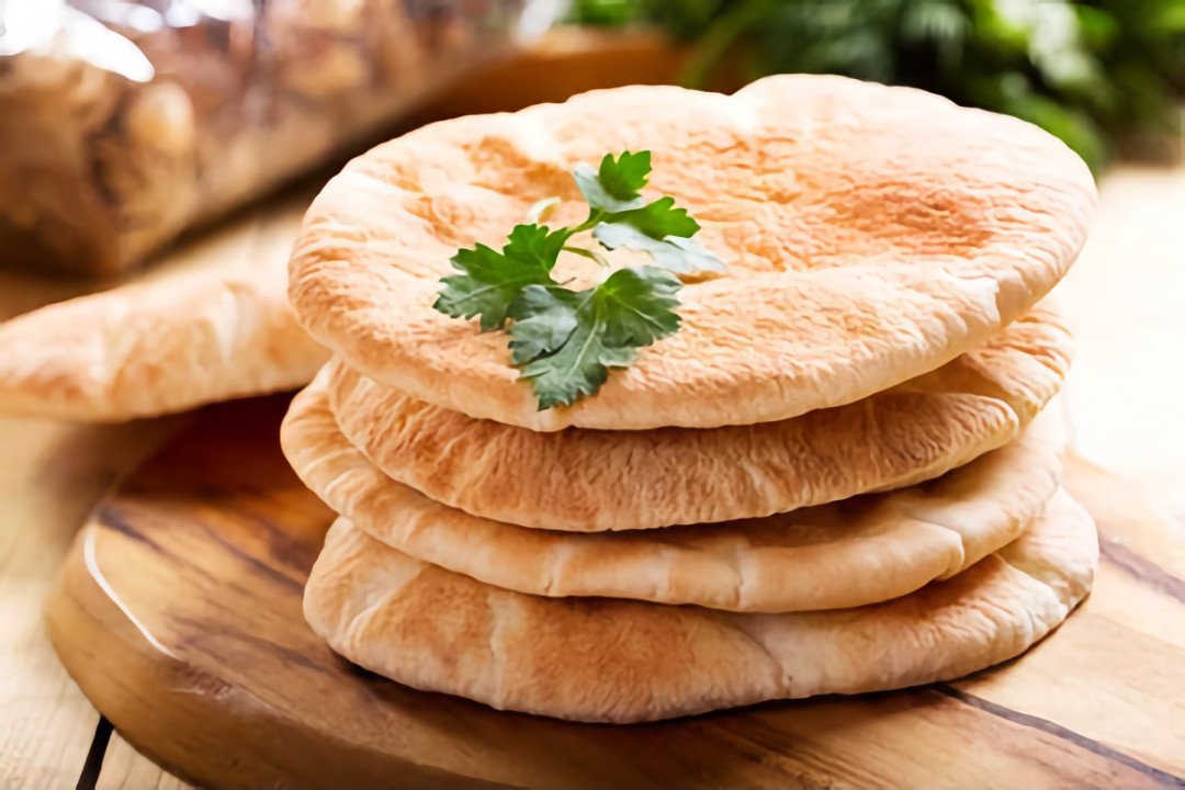 Những chiếc bánh mì Pita tròn dẹt, thường là bánh mì chay nếu không thêm sữa hoặc bơ