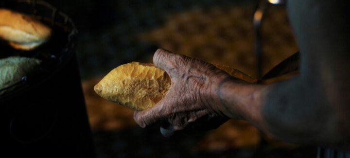 Những chiếc bánh mì truyền thống giòn rụm