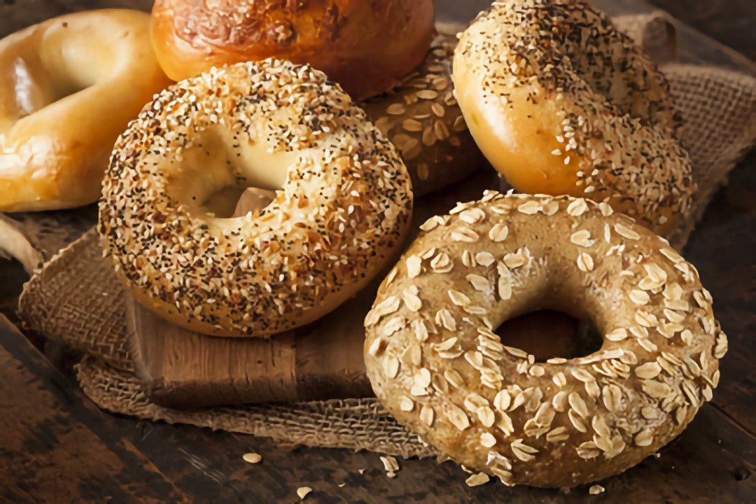 Những chiếc bánh mì vòng Bagels với hạt mè, một lựa chọn bánh mì ngọt hoặc mặn phù hợp cho người ăn chay.