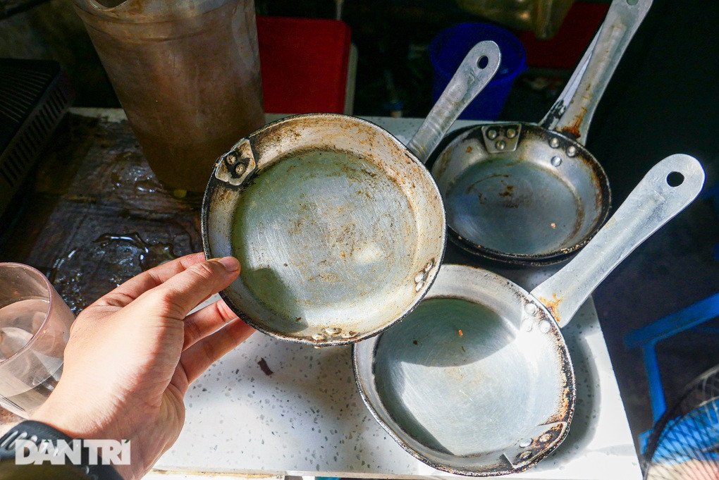 Những chiếc chảo Liên Xô cổ điển, biểu tượng của quán bánh mì chảo Mai Hắc Đế, vẫn sáng bóng sau hơn 40 năm.
