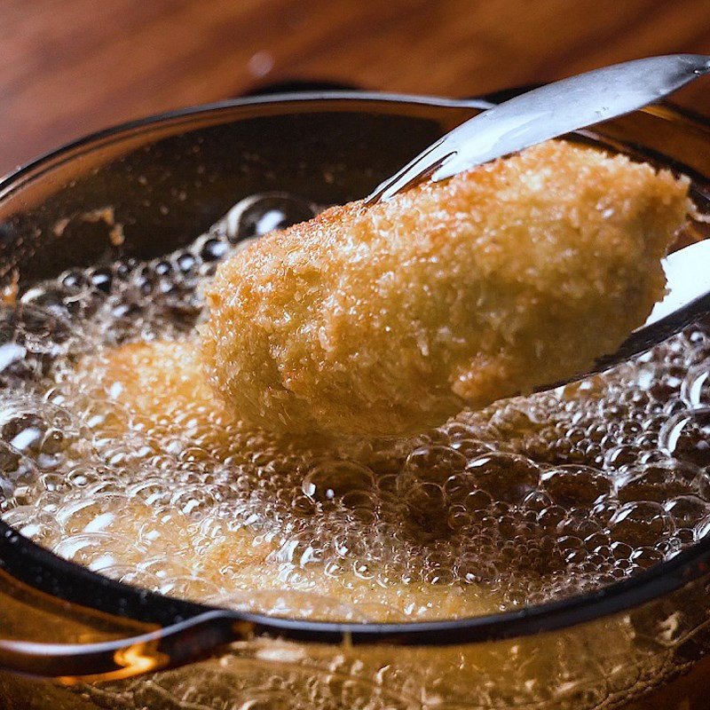 Những chiếc nem chua rán vàng ươm, thơm lừng