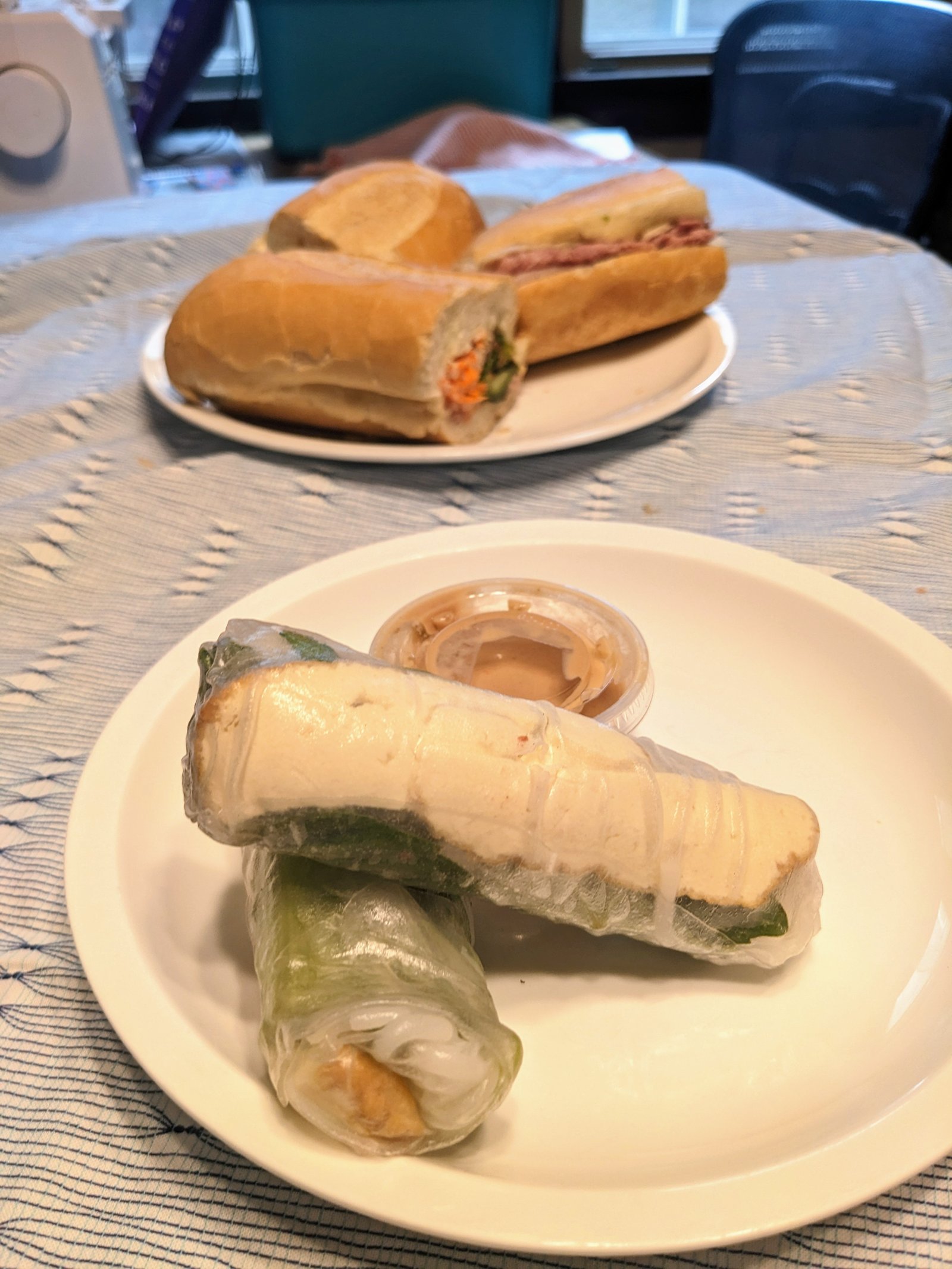 Những cuốn gỏi cuốn tươi ngon kèm nước chấm đậu phộng