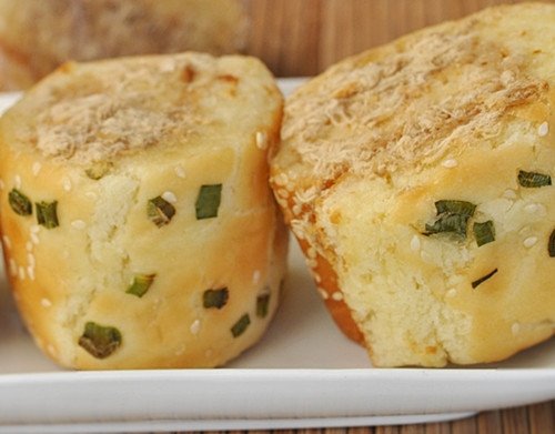 Những khoanh bánh mì cuộn trứng đã hoàn thành, được trang trí thêm để tăng hương vị và hấp dẫn.