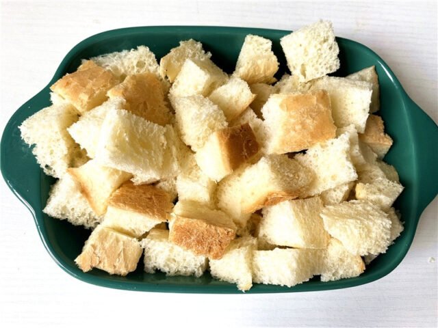 Những khối bánh mì cũ đã được cắt đều đặn sẵn sàng để làm bánh mì trứng sữa từ bánh mì cũ