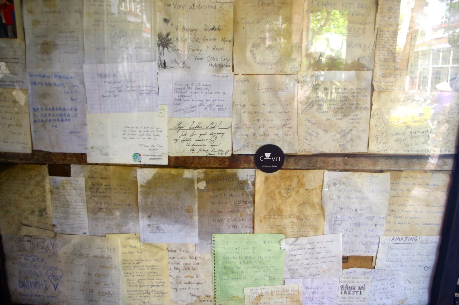 Những lá thư tri ân từ du khách gửi đến Madam Khanh Bánh Mì Queen