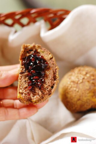 Những lát bánh mì bí đỏ xốp mềm vừa nướng thơm lừng, rắc mè rang hấp dẫn, biểu tượng của ẩm thực thực dưỡng