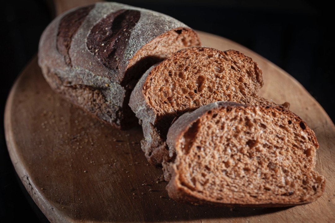 Những lát bánh mì ngũ cốc nguyên hạt đầy dinh dưỡng, minh họa loại bánh mì phù hợp cho chế độ ăn chay