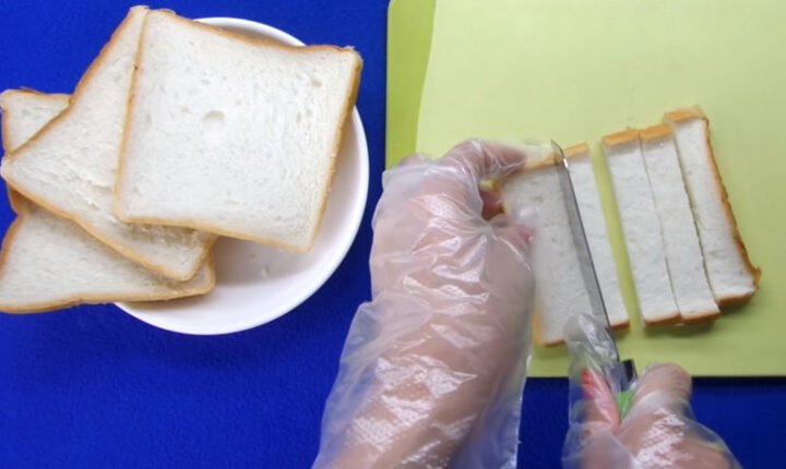 Những lát bánh mì sandwich được cắt thành hình que dài sẵn sàng cho công đoạn chiên giòn, nguyên liệu chính cho món bánh mì đường.