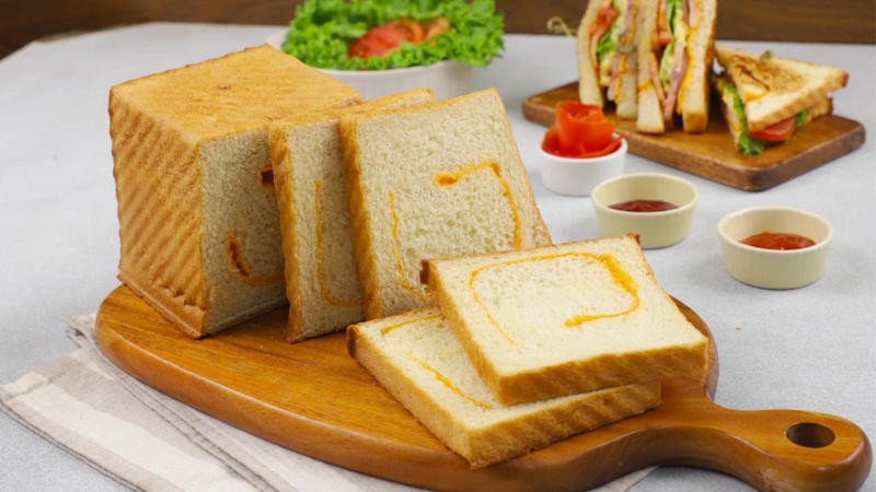 Những lát bánh mì sandwich trắng mềm mại, so sánh calo bánh mì trắng.