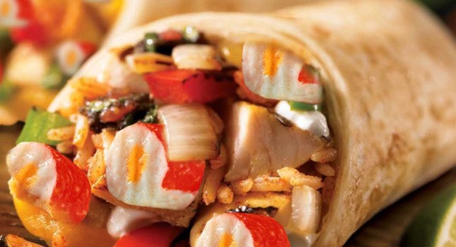 Những lát chả cua huỳnh đế vàng ươm, thơm ngon đang được chiên giòn để làm nhân bánh mì cua huỳnh đế.