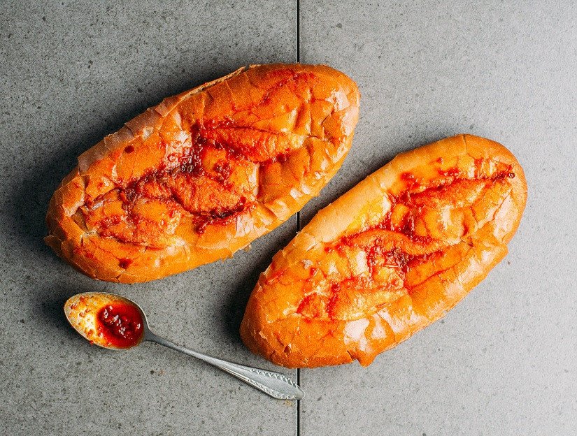 Những miếng bánh mì muối ớt đang được nướng vàng đều trong nồi chiên không dầu.