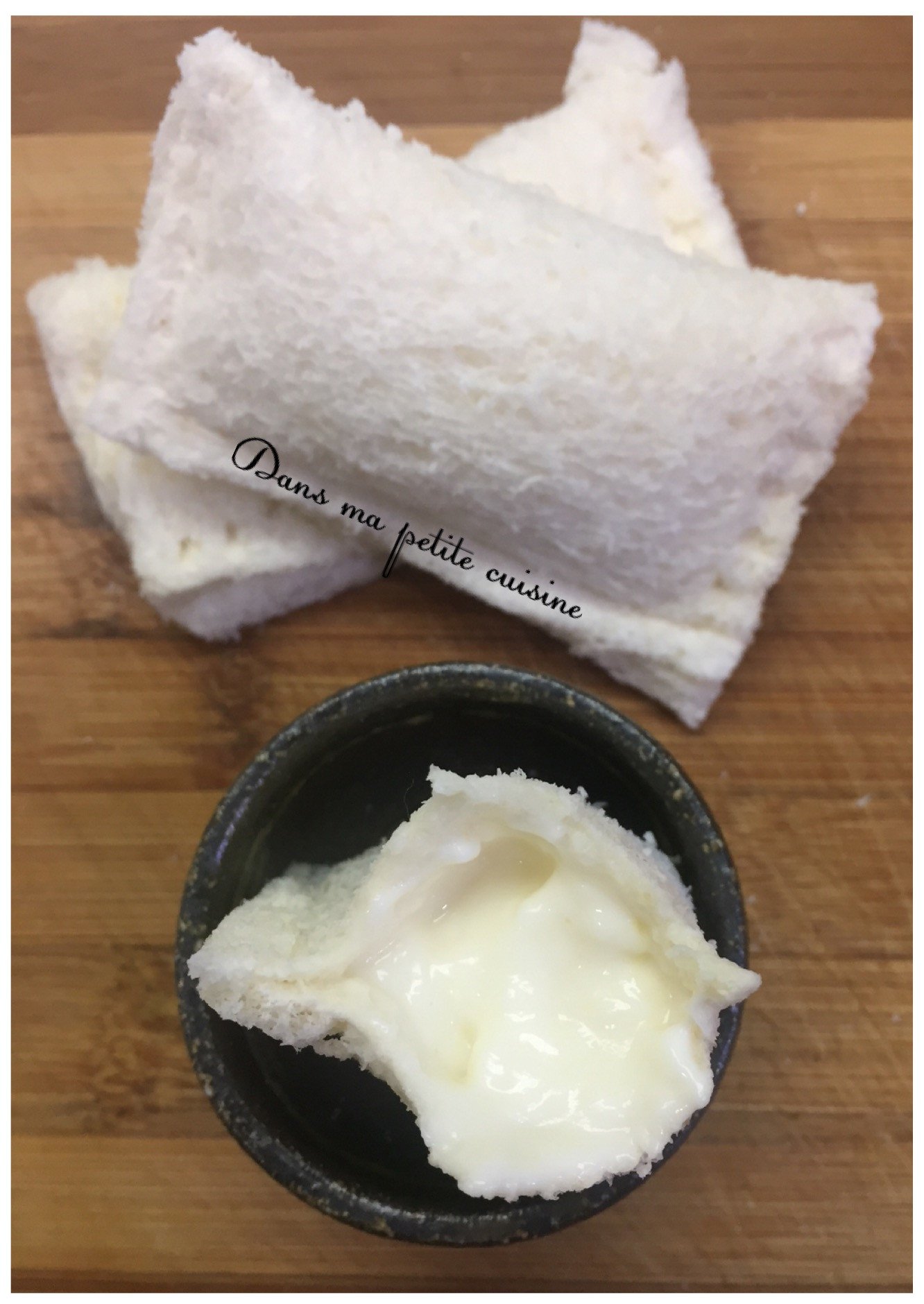 Những miếng bánh mì sữa chua phô mai thành phẩm mềm mại, nhân kem béo ngậy hấp dẫn