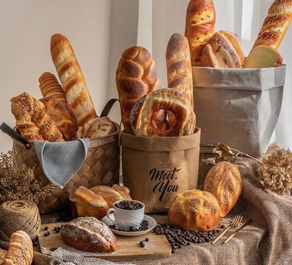 Những ổ bánh baguette Pháp nguyên bản, minh họa cho giai đoạn đầu của lịch sử bánh mì Việt Nam